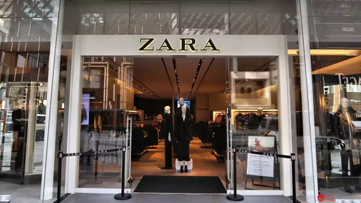 Fotografía del exterior de una tienda de Zara